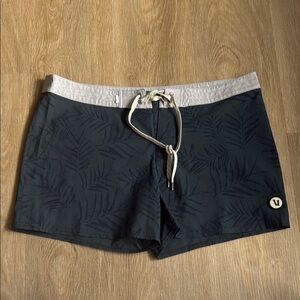Vuori Board Shorts size L